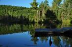 Admirando lago espelhado no Parc National de La Mauricie, província de Quebec, no Canadá